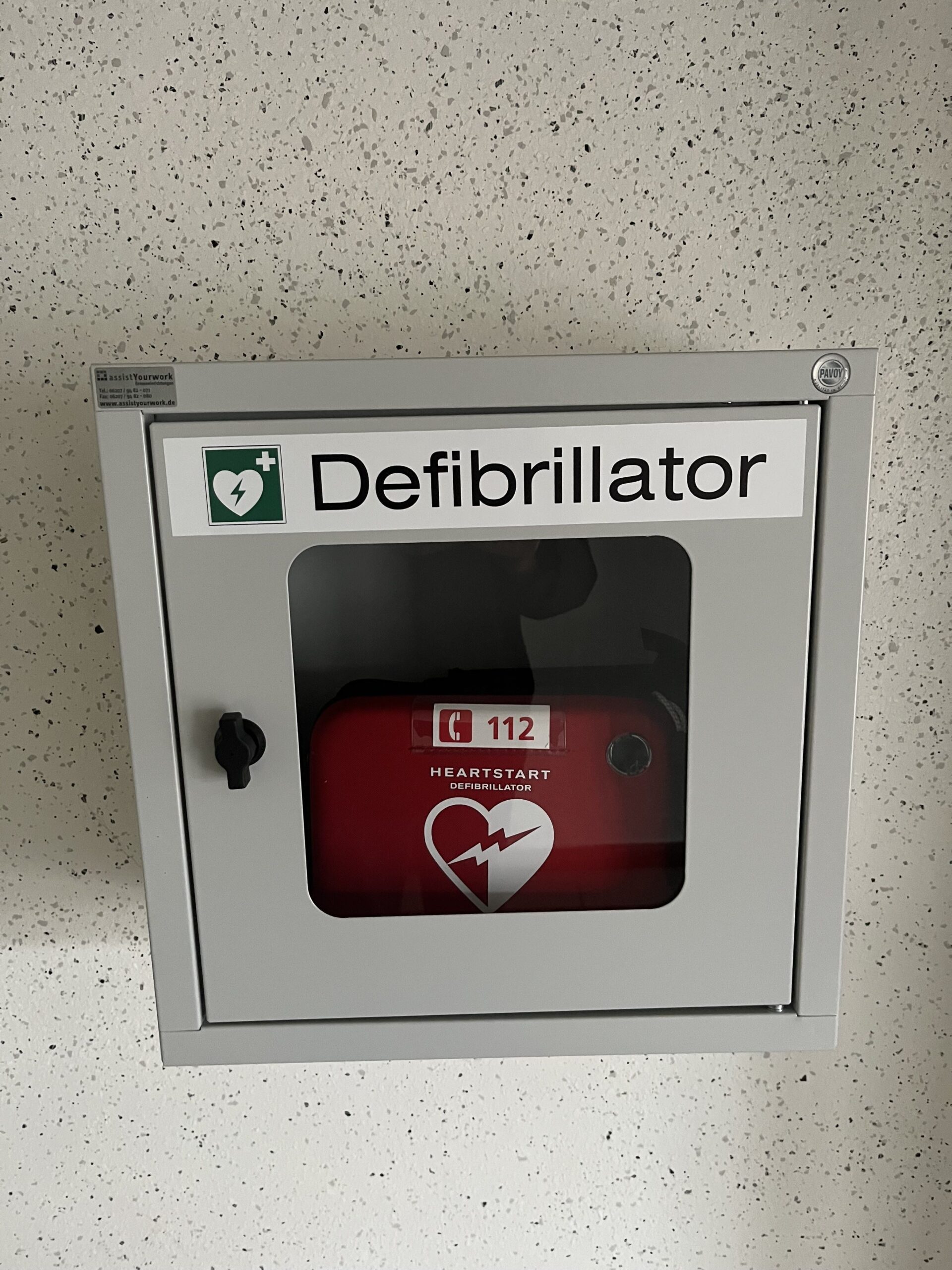 
„Herzsicher im Verein“ - 
Neuer Defibrillator installiert

Im Sport zählt jede Sekunde.
Um die Sichrheit unserer, Zuschauer und Gäste auf dem MTSV-Olympia Neumünster – Gelände zu erhöhen,haben wir einen neuen Defibrillator angeschaft.

Warum ein AED (Automatisierter Externer Defibrillator) ? 
Bei einem plötzlichen Herzstillstand sinkt die Überlebenschance mit jeder Minute.
Ein AED kann lebensbedrohliche Herzrythmusstörungen durch geziehlte Stromstöße beenden.

Kindeleichte Bedienung:
Das Gerät ist so konzipiert,dass Ersthelfer ohne medizinische Vorkenntnisse es sicher bedienen können.
Nach dem Einschalten gibt das Gerät klare Sprachanweisungen.

Der Defibrillator befindet sich im Flur des Eingangsbereiches Tennis und ist zu den Öffnungszeiten zugänglich!


Der Vorstand